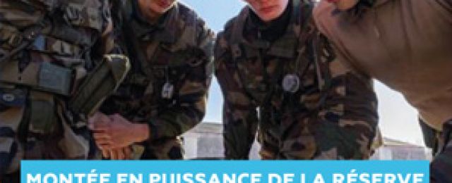 Soldats réservistes autour d'une carte