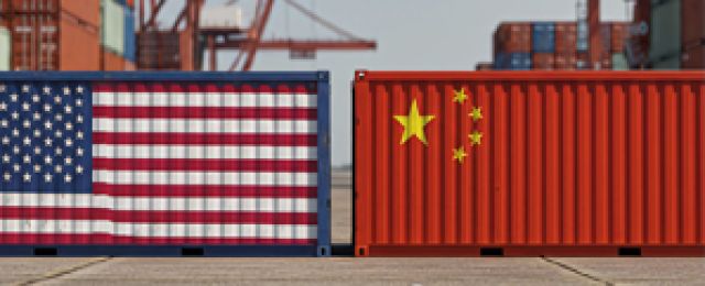 2 containers peints avec les drapeaux américains et chinois