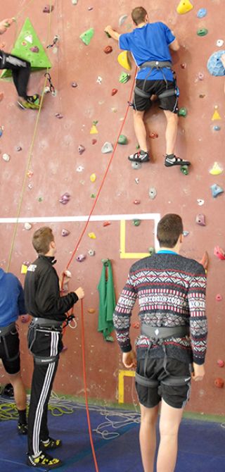 Photo étudiants sur mur d'escalade