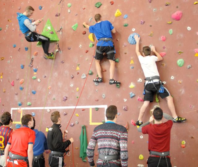 Photo étudiants sur mur d'escalade